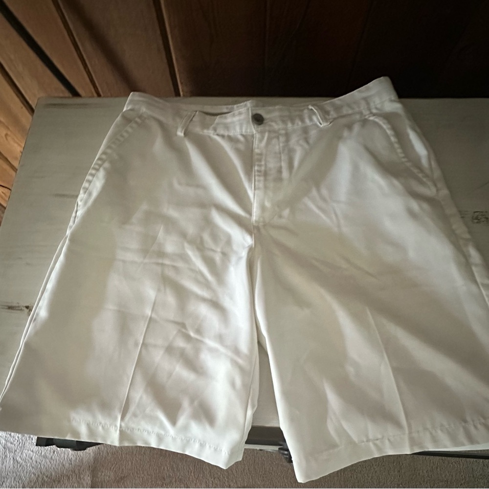 IZOD Classic White Men's Golf Shorts